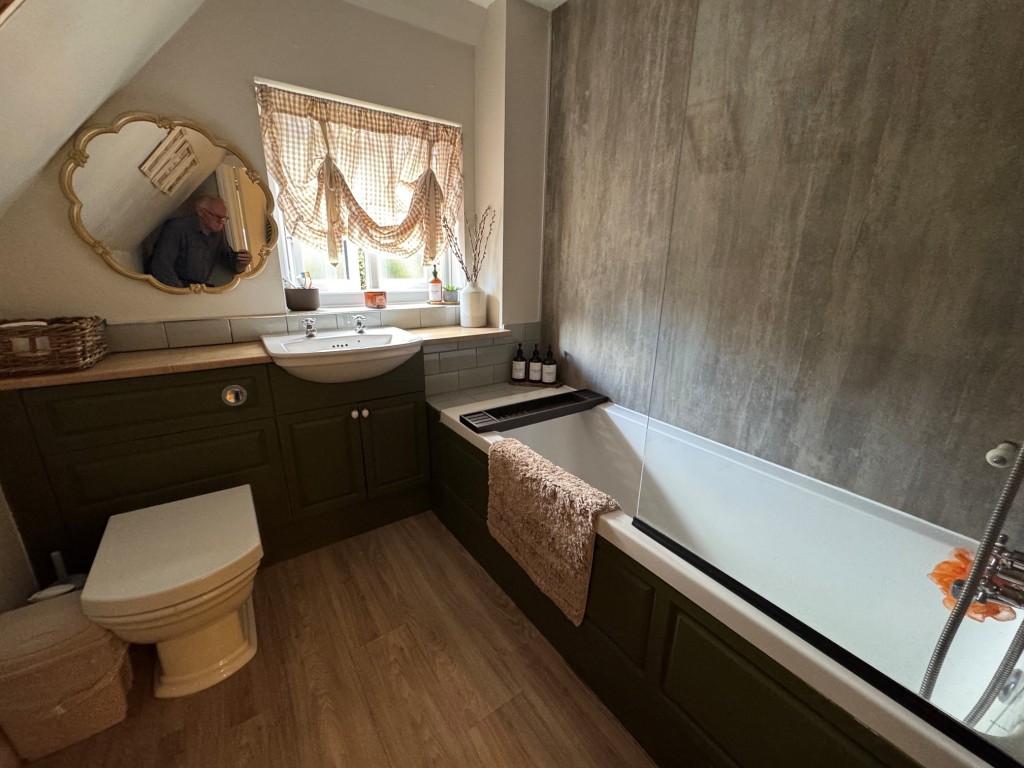 Lot: 195 - FREEHOLD TWO-BEDROOM SEMI-DETACHED HOUSE - A RESIDENTIAL INVESTMENT - Bathroom